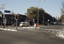 117494 Afbeelding van een verkeersbrigadier op de oversteekplaats voor voetgangers op de hoek van de Van Hoornekade en ...